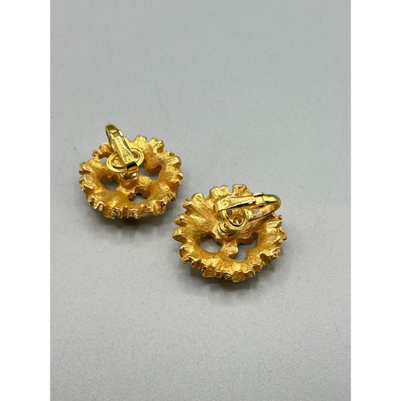 Vintage Signed Trifari Clip Earrings Gold Tone Textured Leaf Design Round Clips - Picture 4 of 6